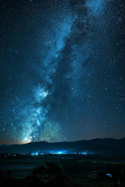 o céu noturno está cheio de estrelas e o leitoso