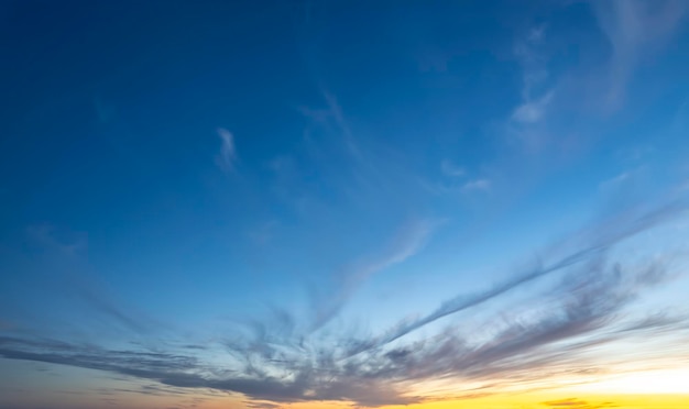 O céu nubla a natureza paisagem ao pôr do sol