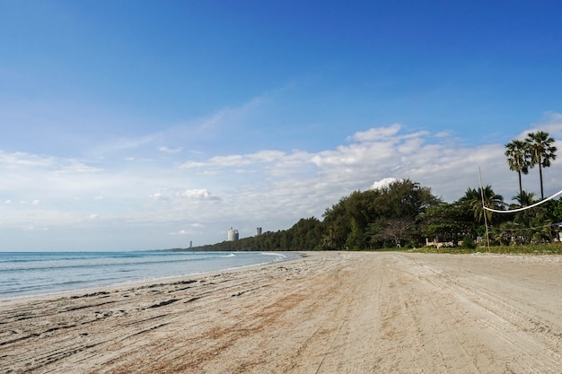 O céu, o mar e a areia são muito bonitos.