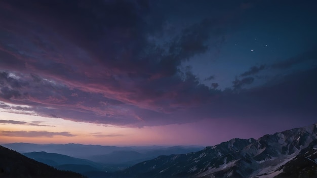 O céu violeta da noite sobre as montanhas