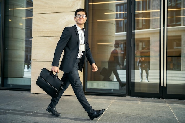 O CFO é um homem caminhando com uma maleta para uma reunião de negócios no trabalho