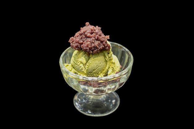 Foto o chá verde ice cream topping com feijão vermelho colocar no copo de vidro