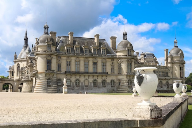 O Chantilly é um castelo histórico localizado na cidade de Chantilly Abriga o Museu do Conde