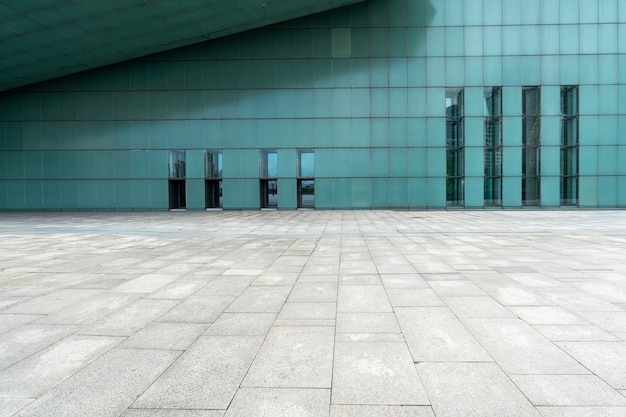 O chão vazio da praça e as paredes externas dos edifícios modernos