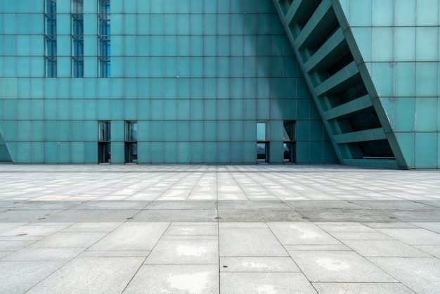 O chão vazio da praça e as paredes externas dos edifícios modernos