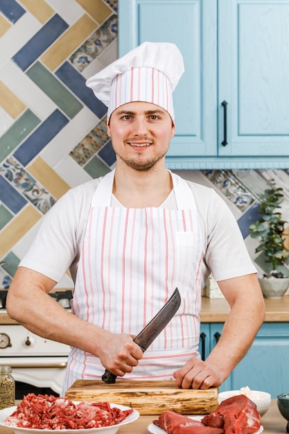 O chef apresenta algo na cozinha.