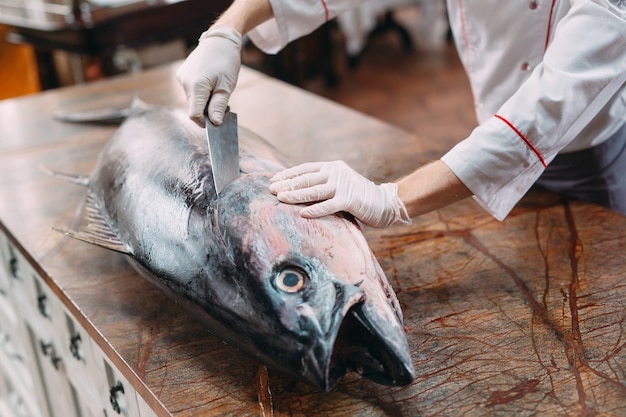 O chef cortou um grande atum no restaurante.