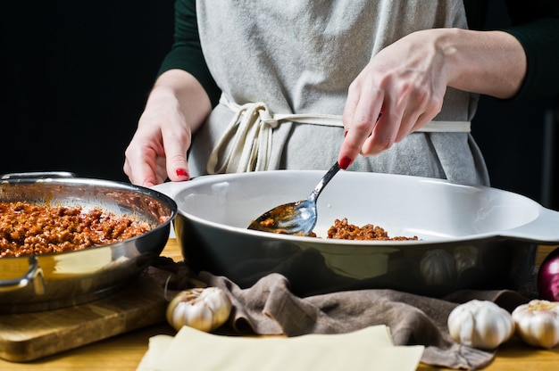 O chef cozinhar lasanha caseira