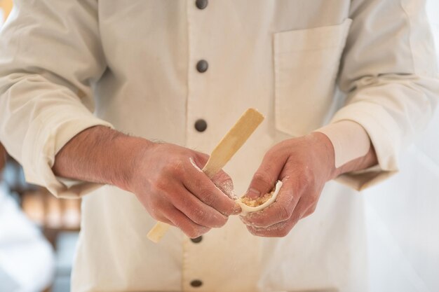 O chef está fazendo bolinhos