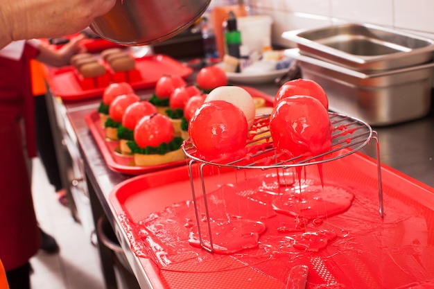 O chef passo a passo de fazer bolo de mousse com esmalte de espelho vermelho na cozinha