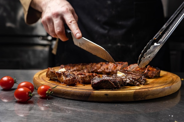 o chef prepara a carne. Fechar-se