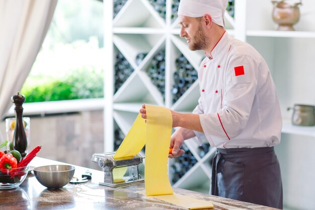 O chef prepara a pasta para os visitantes.