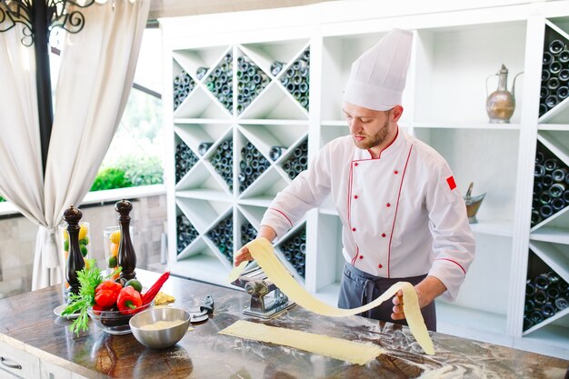 O chef prepara a pasta para os visitantes.