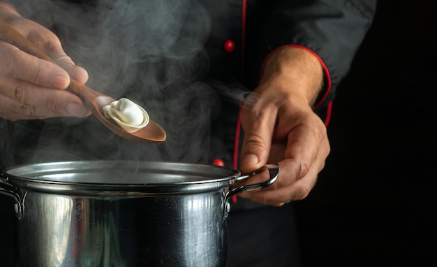 Foto o chef prepara bolinhos na cozinha do hotel.