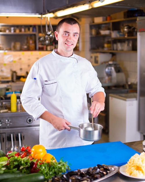 O Chef prepara comida