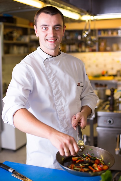 O Chef prepara comida