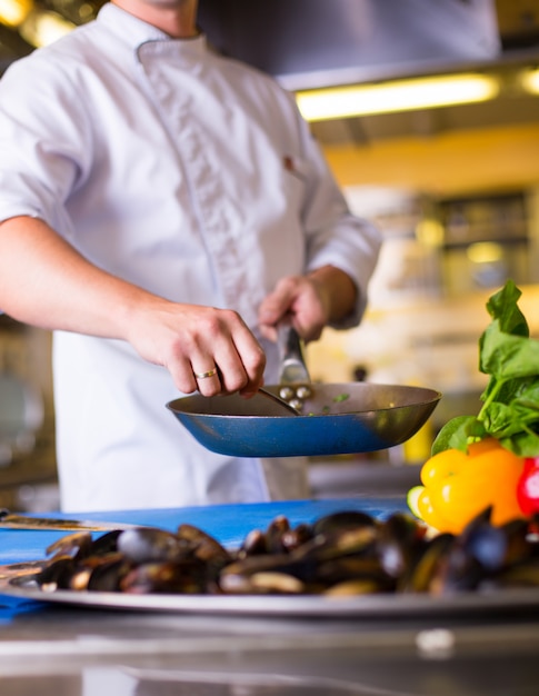 Foto o chef prepara comida