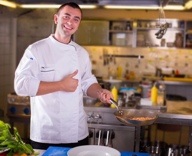 O Chef prepara comida