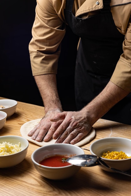 o chef prepara deliciosas pizzas no restaurante. Fechar-se