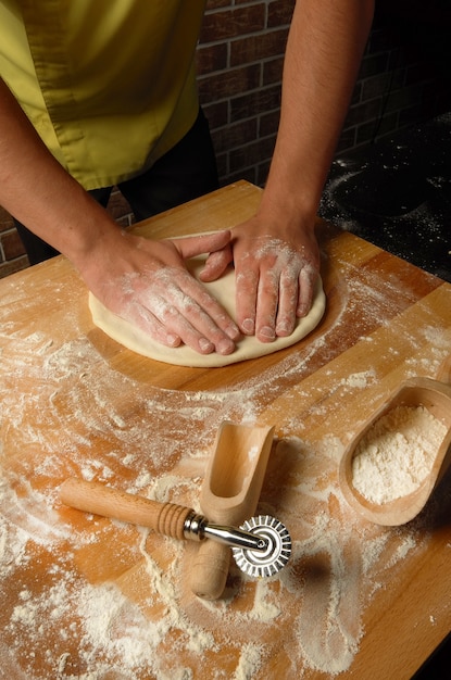 O chef prepara massa para fettuccini, sopa e pizza