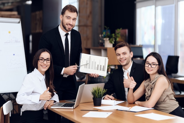 O chefe da empresa fala com outros funcionários