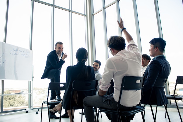 O chefe responde a perguntas às pessoas suspeitas na reunião.