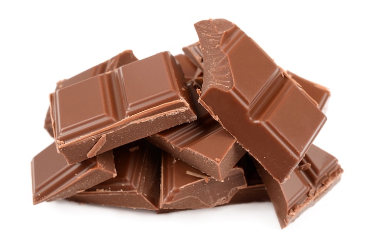 Foto o chocolate mais saboroso isolado no branco