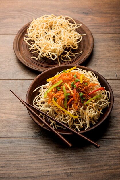 O chop suey ou chopsuey americano é um alimento popular da Indochina. servido em uma tigela com pauzinhos. foco seletivo