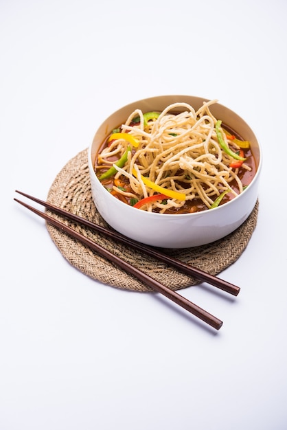 O chop suey ou chopsuey americano é um alimento popular da Indochina. servido em uma tigela com pauzinhos. foco seletivo