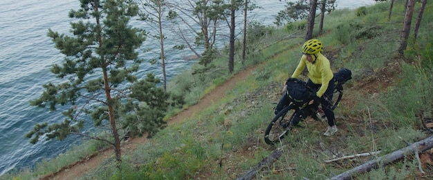 O ciclista viajando ao redor do mundo A mulher anda de bicicleta com mochilas de bicicleta Câmera de mão ao vivo Conceito viagem global autônoma viagem ao redor do mundo com tenda