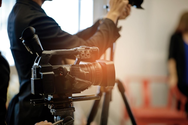 Foto o cinegrafista da câmera de vídeo fecha o filme do cinegrafista