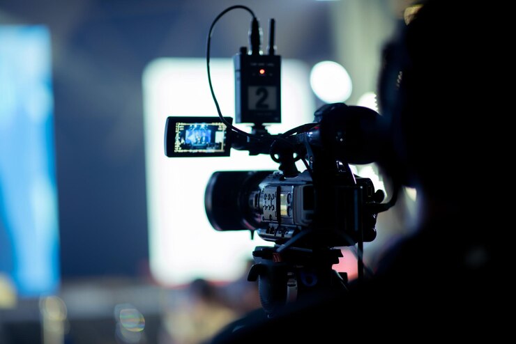 O cinegrafista fecha o cinegrafista com o filme da câmera
