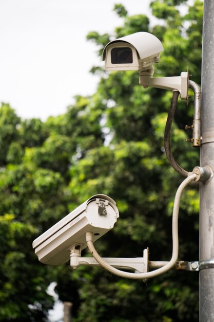 Foto o circuito fechado de televisão no lampost.