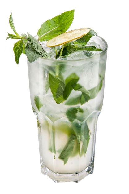 O clássico coquetel Mojito em fundo branco