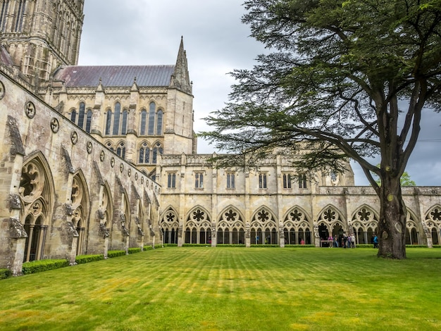 O claustro da catedral de Salisbury, o maior claustro da Grã-Bretanha, com seu parque sob céu nublado