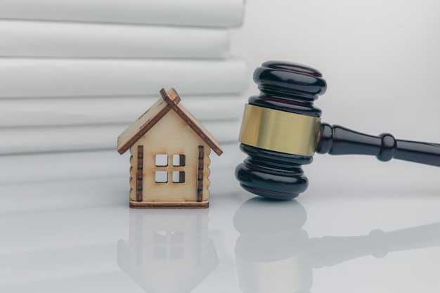 O cliente assina o empréstimo à habitação ou documento de divórcio com um agente imobiliário ou advogado.