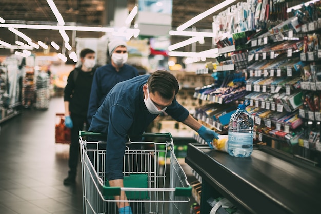 O cliente coloca suas compras no balcão do supermercado