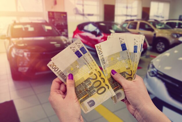 O cliente paga notas de euro por seu sonho - um carro novo.