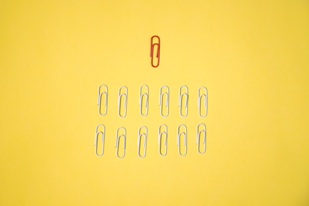 O clipe de papel vermelho leva seus membros a avançar Organização e conceito de negócio