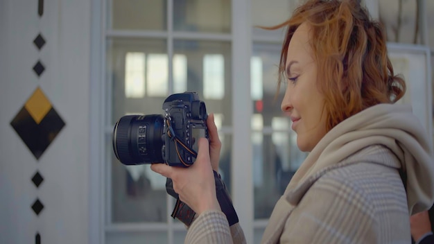 O close do fotógrafo segurando uma câmera de ação profissional está nas mãos de jovens profissionais