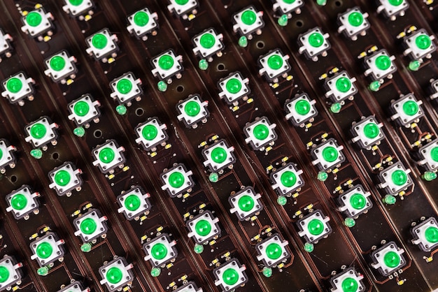 O close-up de um painel LED de indicadores de luz verde está em produção. O conceito de produção industrial de equipamentos para fins militares e estratégicos