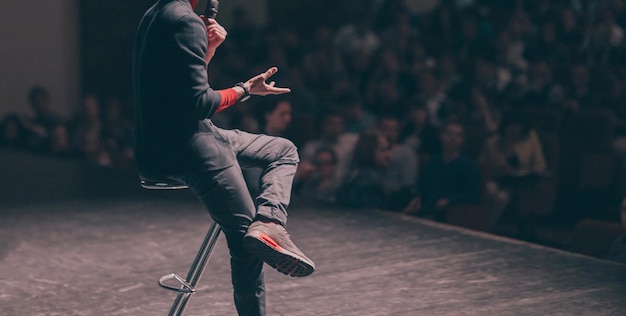 O coach de negócios entrega um relatório ao público na sala de conferências. negócios e educação