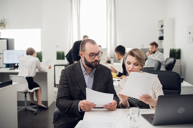 O coach de negócios instrui os trainees em um escritório espaçoso. Treinamento de recém-chegados, estágio em empresa de grande porte.