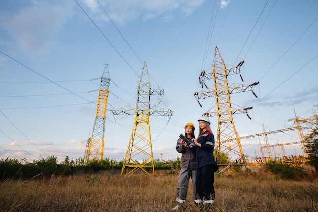 O coletivo de mulheres de trabalhadores de energia conduz uma inspeção de equipamentos e linhas de força. Energia.