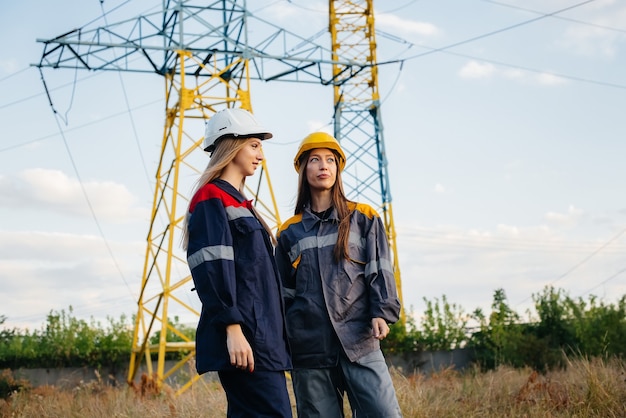 O coletivo de mulheres de trabalhadores de energia conduz uma inspeção de equipamentos e linhas de força. Energia.