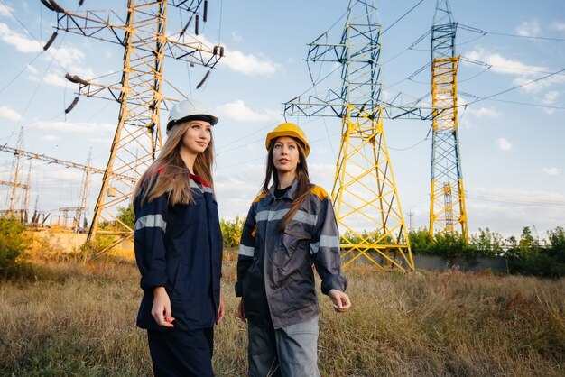 O coletivo de mulheres que trabalham com energia conduz uma inspeção de equipamentos e linhas de transmissão Energia.