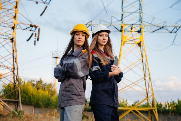 O coletivo de mulheres que trabalham com energia realiza uma inspeção de equipamentos e linhas de força. energia.