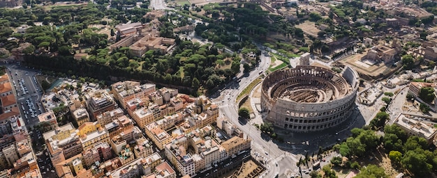 O coliseu e os fóruns imperiais em roma bela foto aérea ao redor do coliseu