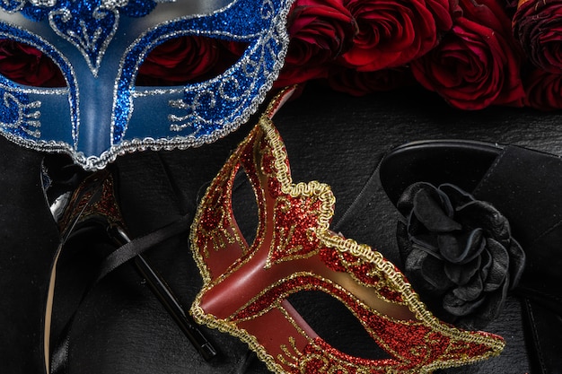 O colombina, vermelho, azul carnaval ou máscaras de máscaras.roses e sapatos de salto alto.