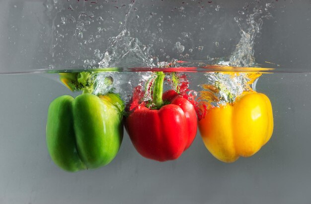 Foto o colorido capsicum ou pimenta na água